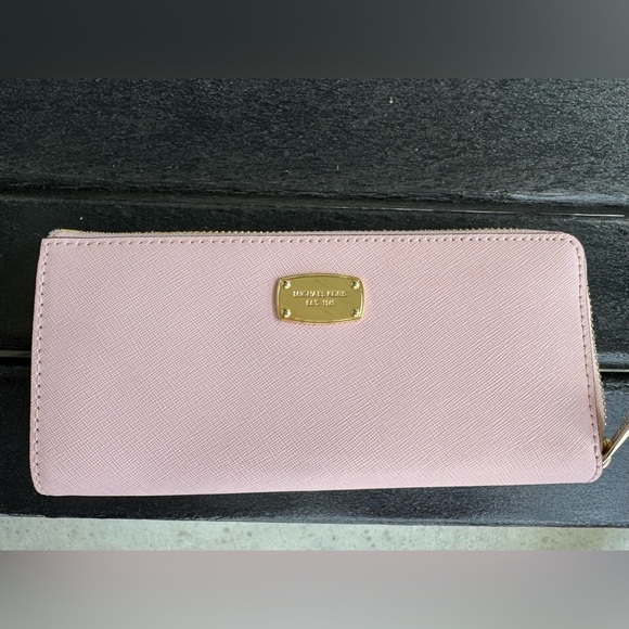 Michael Kors Zip Around Wallet - Picture 1 of 8